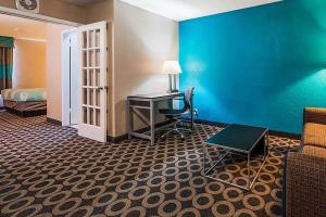 Postel nebo postele na pokoji v ubytování Travelodge by Wyndham San Antonio Downtown Northeast