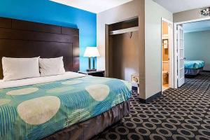 Postel nebo postele na pokoji v ubytování Travelodge by Wyndham San Antonio Downtown Northeast