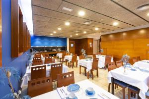 A restaurant or other place to eat at Bed and Breakfast El Pekinaire