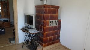 eine Backsteinmauer mit einem Fernseher darüber in der Unterkunft Marienhof in Leibertingen