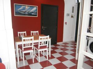 a dining room with a table and four chairs at Appartamento vacanze La Marina in Giovinazzo