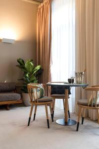 a living room with a table and chairs and a window at Jardins do Porto - by Unlock Hotels in Porto