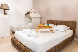 a wicker bed in a room with a table on it at Chez Flo in Saint-Aignan