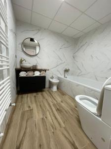 een witte badkamer met een toilet en een wastafel bij Apartamento Dakota in Sant Carles de la Ràpita