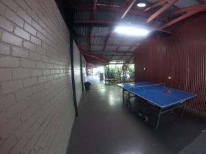 Taula de ping-pong a Cable Beach Backpackers o a prop