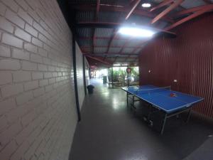 Stolní tenis v ubytování Cable Beach Backpackers nebo okolí