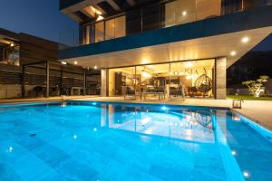Bazén v ubytování Luxury villa GRANDIOSA with sauna and jacuzzi nebo v jeho okolí