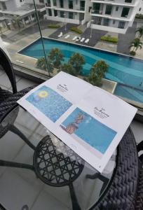 una señal sentada sobre una mesa junto a una piscina en B1105 The Platino Paradigm mall NETFLIX!!big Balcony swimming pool View by STAY, en Johor Bahru