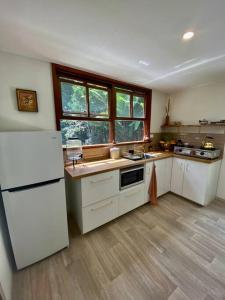 Tranquil Rainforest Studio Kuranda的厨房或小厨房