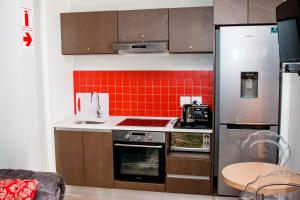 Kitchen o kitchenette sa Urban Oasis Apartments at Paragon