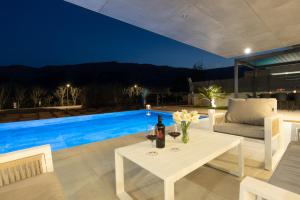 Bazén v ubytování Luxury villa GRANDIOSA with sauna and jacuzzi nebo v jeho okolí
