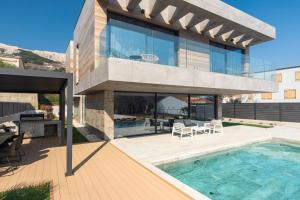 Bazén v ubytování Luxury villa GRANDIOSA with sauna and jacuzzi nebo v jeho okolí