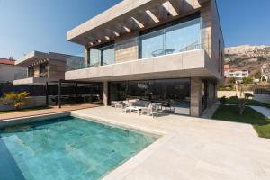Bazén v ubytování Luxury villa GRANDIOSA with sauna and jacuzzi nebo v jeho okolí