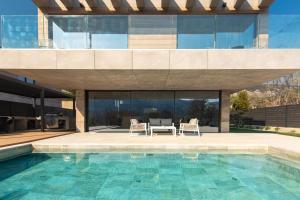 Bazén v ubytování Luxury villa GRANDIOSA with sauna and jacuzzi nebo v jeho okolí
