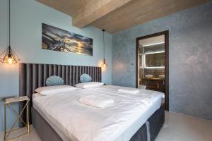 Postel nebo postele na pokoji v ubytování Luxury villa GRANDIOSA with sauna and jacuzzi