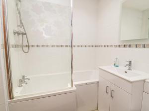 un bagno con doccia e lavandino di Keepers Cottage, 21 Coppergate a Nafferton Altre 10 foto