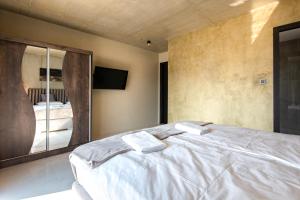 Postel nebo postele na pokoji v ubytování Luxury villa GRANDIOSA with sauna and jacuzzi