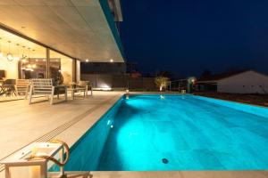Bazén v ubytování Luxury villa GRANDIOSA with sauna and jacuzzi nebo v jeho okolí
