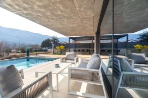 Bazén v ubytování Luxury villa GRANDIOSA with sauna and jacuzzi nebo v jeho okolí