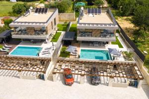 Bazén v ubytování Luxury villa GRANDIOSA with sauna and jacuzzi nebo v jeho okolí