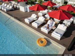 Th8 Palm Dubai Beach Resort Vignette Collection, an IHG hotel游泳池或附近泳池