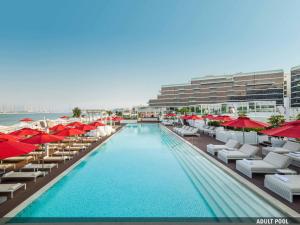 בריכת השחייה שנמצאת ב-Th8 Palm Dubai Beach Resort Vignette Collection, an IHG hotel או באזור