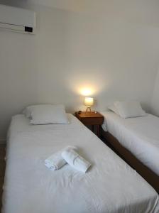 dwa łóżka siedzące obok siebie w pokoju w obiekcie Casinha das Bonecas w mieście Constância