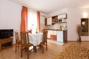 Kuchyňa alebo kuchynka v ubytovaní Marija F4 Apartment