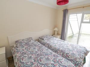 A bed or beds in a room at Quayside House