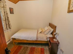 A bed or beds in a room at Cregan Cottage