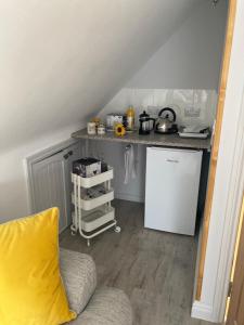 a kitchen with a counter and a counter top at Eagle's Nest Bullpits Golf Course in Bourton