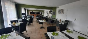 Reštaurácia alebo iné gastronomické zariadenie v ubytovaní Les Songes de Buxy