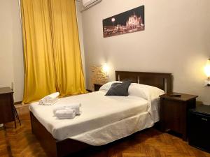 una camera da letto con un letto e due asciugamani di Carlo Goldoni Hotel a Milano