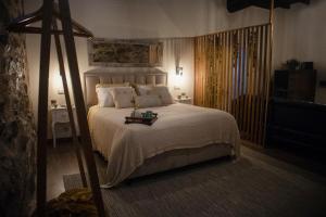 Un dormitorio con una cama grande y una bandeja. en Salgueiral Guest House Douro en Peso da Régua