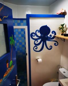 un baño con una puerta con un pulpo pintado en ella en Tigmi Blue - Imsouane Surf et Océan, en Imsouane