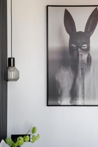zdjęcie osoby w masce królika w obiekcie SMART LOQUM-apartament Dawna Poczta-Wrzeszcz w Gdańsku