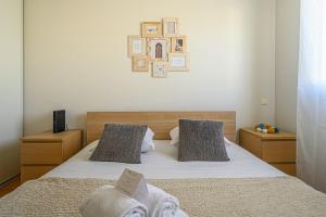 a bedroom with a bed with towels on it at LE MATISSE - 39m2 dans Vannes avec parking privé in Vannes