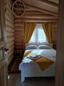 Een bed of bedden in een kamer bij Cabanele Petran