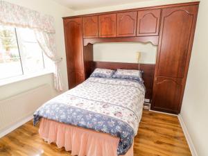 Llit o llits en una habitació de Dromore West Cottage