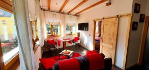 a living room with red chairs and a table at Sonniges Eck Ferienwohnung 2 in Rathen