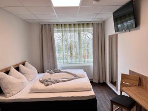 Posteľ alebo postele v izbe v ubytovaní Enns Sleep Gasthaus Backhendlstation