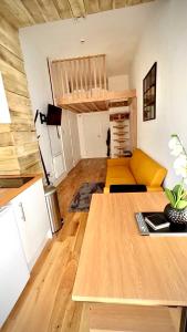 Flat 8, 10 St Johns في بورنموث: غرفة معيشة مع أريكة وطاولة
