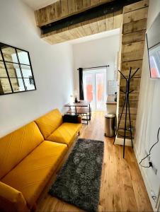 Flat 8, 10 St Johns في بورنموث: غرفة معيشة مع أريكة صفراء وطاولة