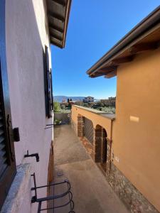 uitzicht op een steeg tussen twee gebouwen bij Appartamento Casaliva sul Garda in Pulciano