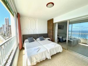 sypialnia z łóżkiem i balkonem w obiekcie Torre Principado - Aloturin Benidorm w mieście Benidorm +23 zdjęcia