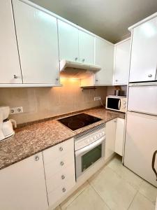 Kuchnia lub aneks kuchenny w obiekcie Torre Principado - Aloturin Benidorm