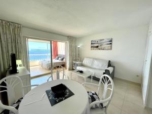 salon z białym stołem, krzesłami i kanapą w obiekcie Torre Principado - Aloturin Benidorm w mieście Benidorm