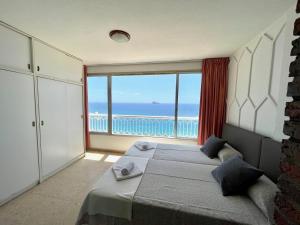 sypialnia z 2 łóżkami i widokiem na ocean w obiekcie Torre Principado - Aloturin Benidorm w mieście Benidorm