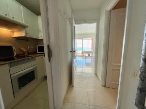 Kuchnia lub aneks kuchenny w obiekcie Torre Principado - Aloturin Benidorm
