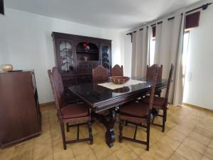 comedor con mesa de madera y sillas en Apartamento V2 Pedro - By Bedzy, en Albufeira